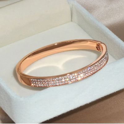 Imagen 2 del producto Pulsera brazalete clásico para mujer color oro rosado y cristales