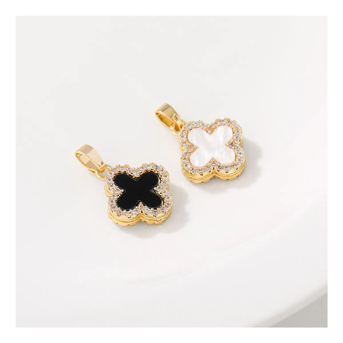ZG JOYAS - Collar Dorado Galvanizado En Oro Colgante Trébol Negro Blanco