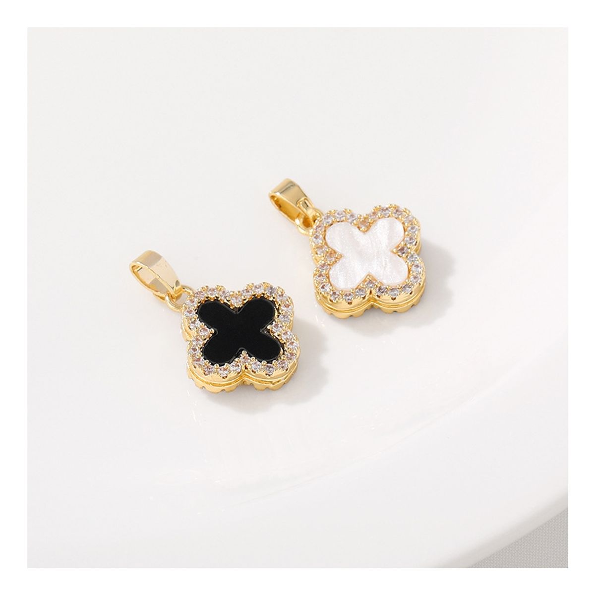 ZG JOYAS - Collar Dorado Galvanizado En Oro Colgante Trébol Negro Blanco