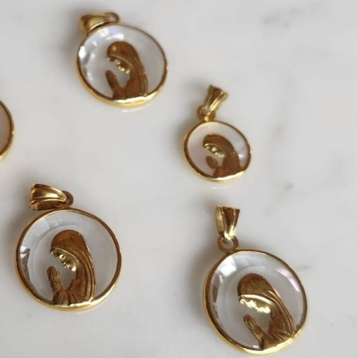 JOYAS VALDES GARCIA - Medalla  Virgen Niña cristal y oro de 18 kilates 17mm