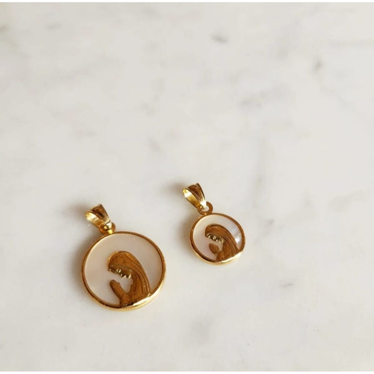 JOYAS VALDES GARCIA - Medalla  Virgen Niña nácar y oro de 18 kilates 12mm