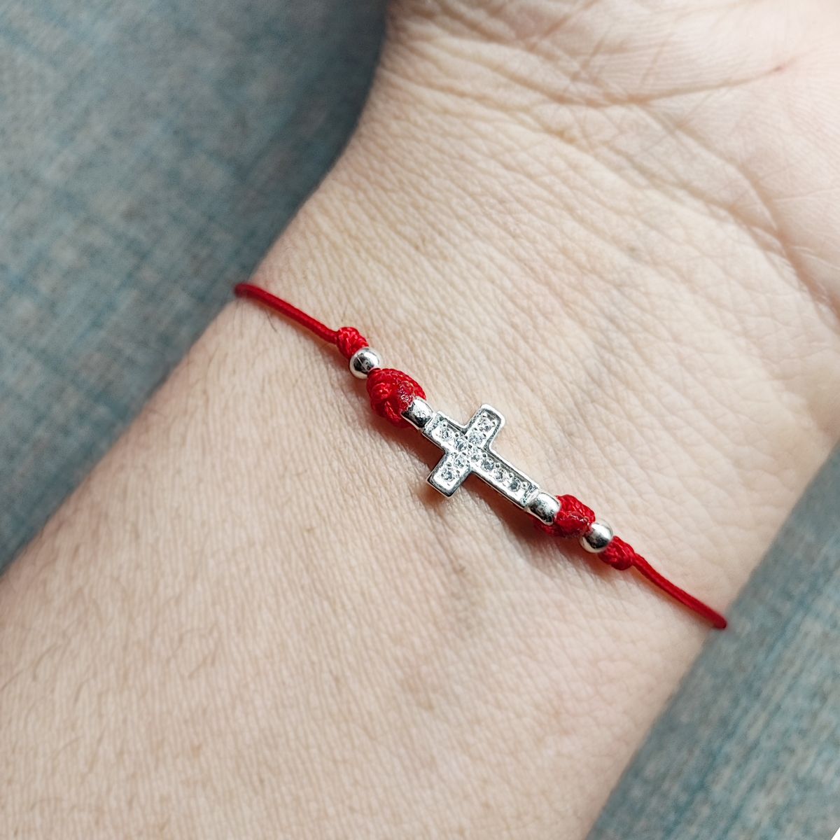 ANDREA COGGIOLA JOYAS - Pulsera Cruz Circón Blanco Plata Fina 925 Cordón Rojo