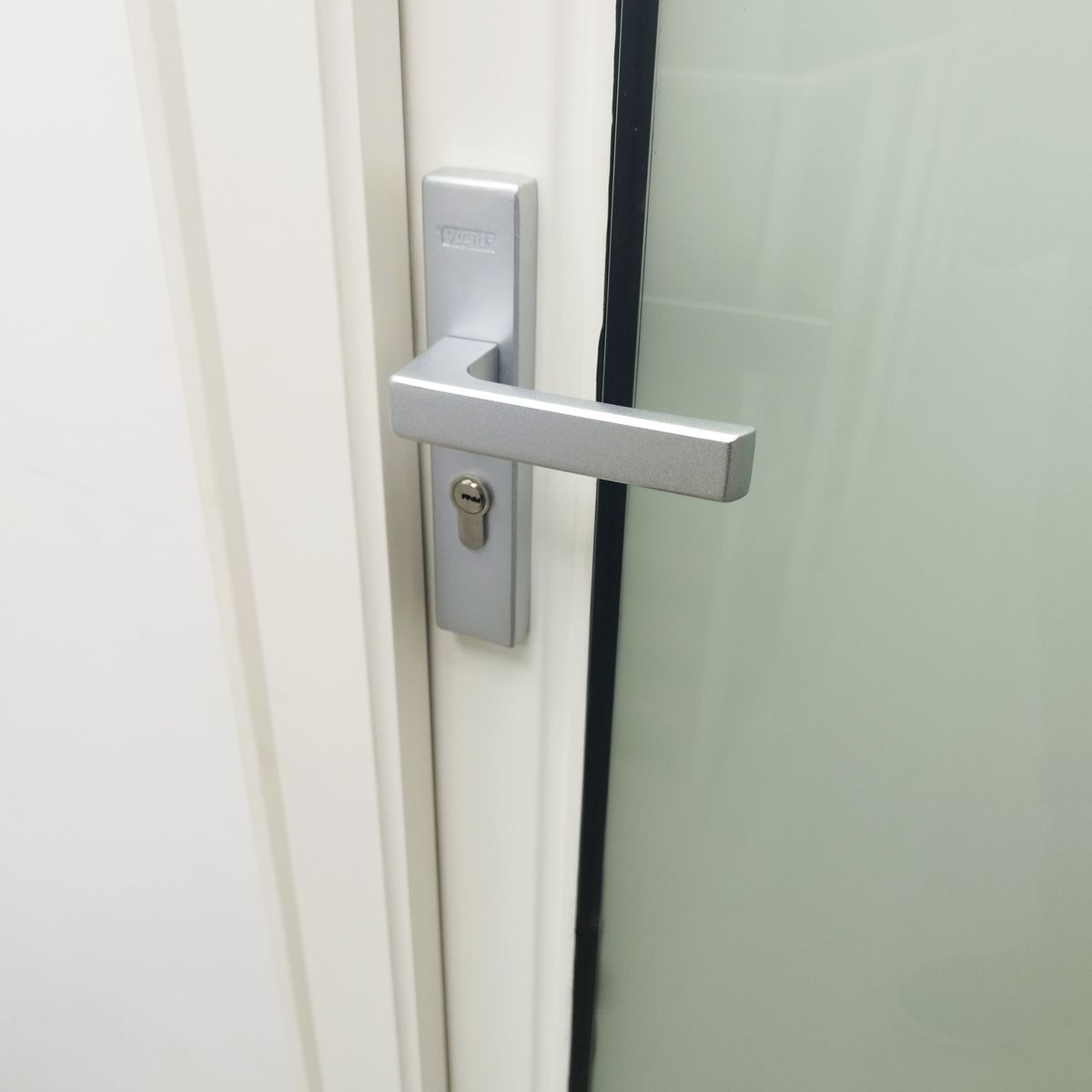 CASTLETEC - Puerta de aluminio y vidrio termopanel templado 80x200cm RH blanco