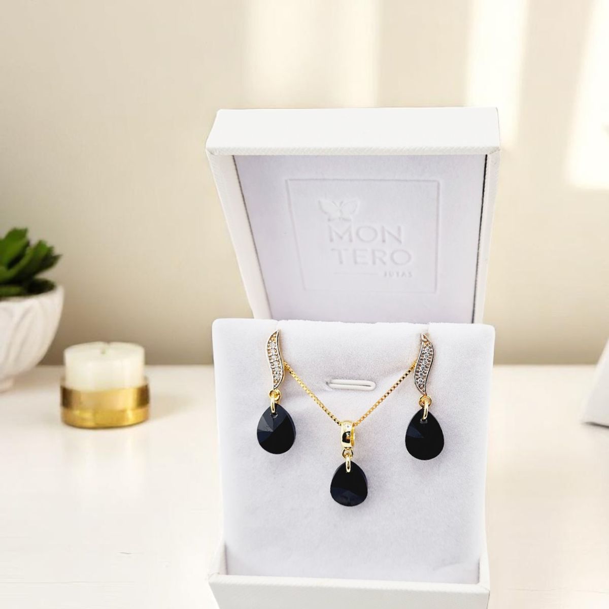 JOYAS MONTERO - Conjunto Encanto Gold 24K creado con cristales de Swarovski® Jet