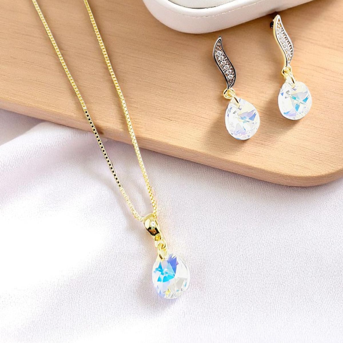 JOYAS MONTERO - Conjunto Encanto Gold 24K creado con cristales de Swarovski® Aurora Boreal