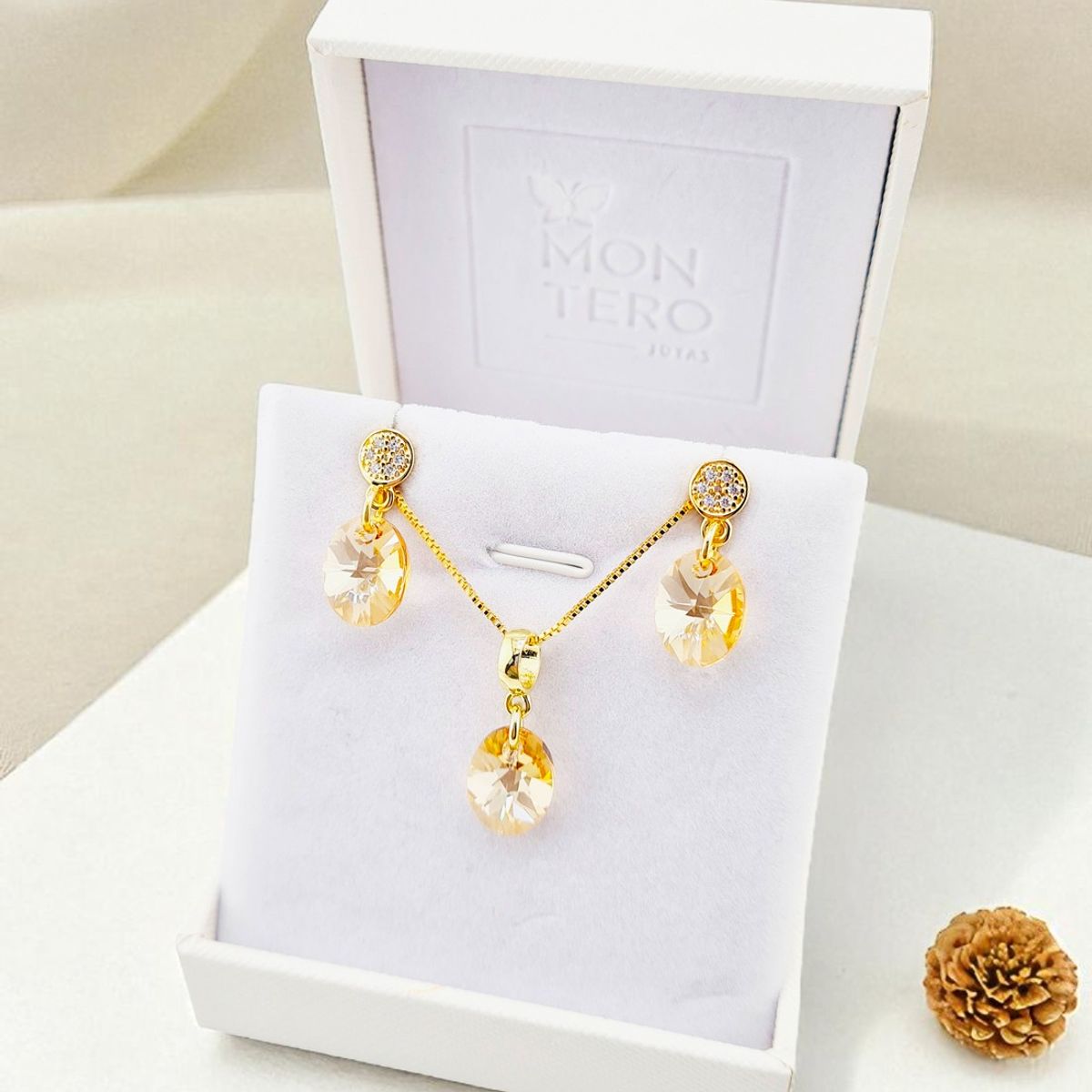 JOYAS MONTERO - Conjunto Praga Gold 24K creado con cristales de Swarovski® Golden Shadow