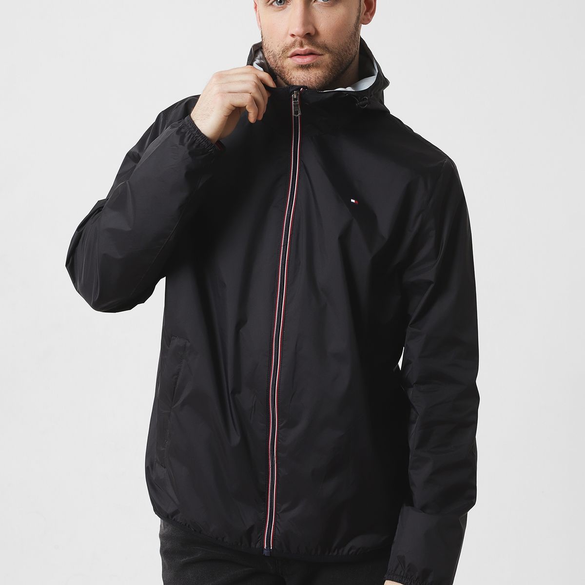 TOMMY HILFIGER - Cortaviento Essential Impermeable Con Gorro Negro Hombre