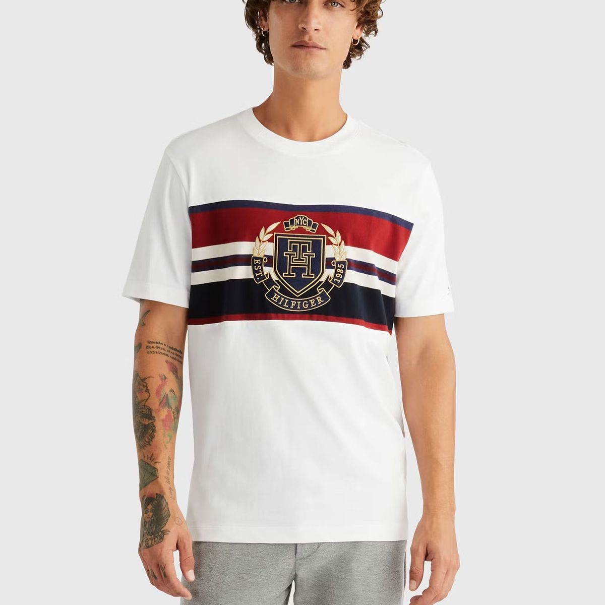 TOMMY HILFIGER - Polera Icon Crest Stripe Logo Blanco Hombre.