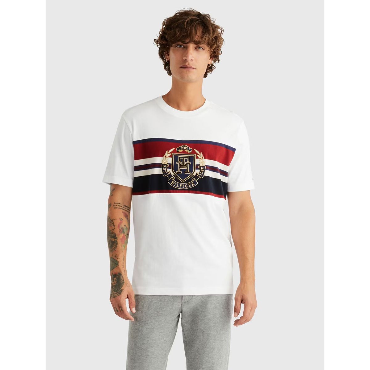 TOMMY HILFIGER - Polera Icon Crest Stripe Logo Blanco Hombre.