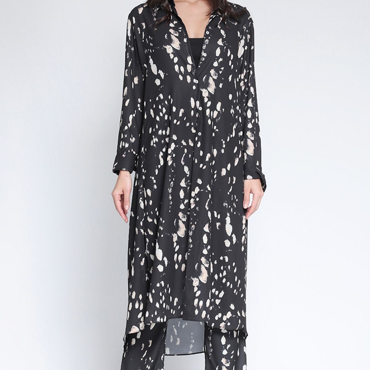 LIOLA - Camisa Extra Larga Estampado Manchas Negro Liola