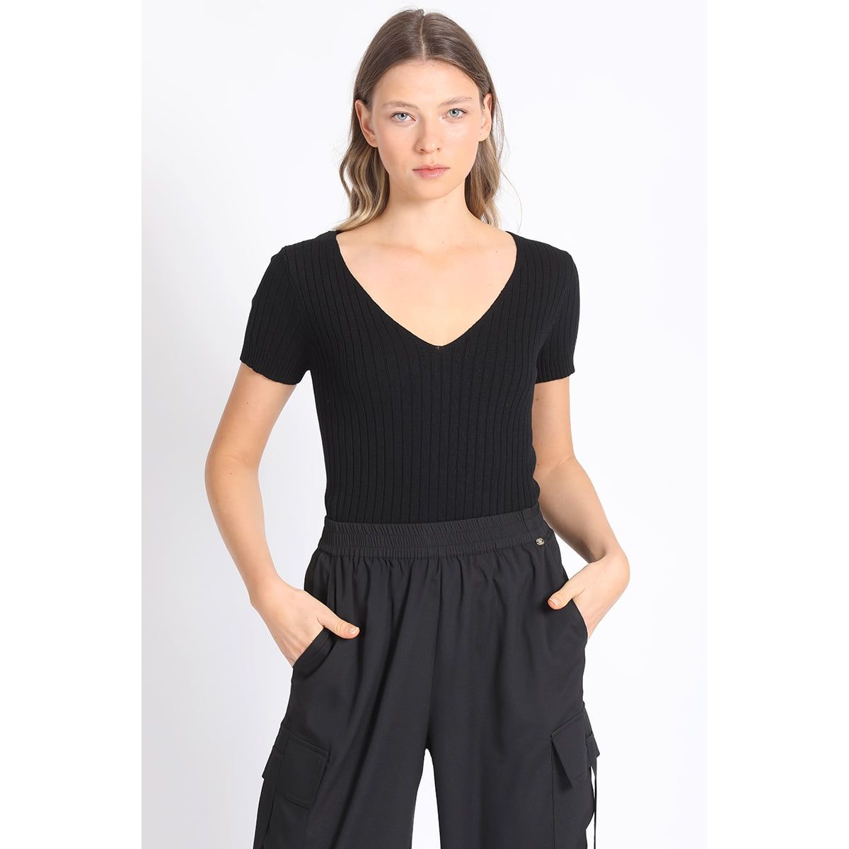 LIOLA - Polera Tejido Ribb Negra Liola