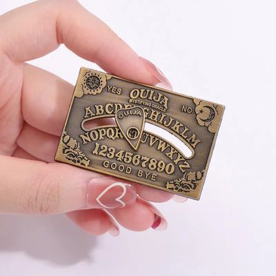 Imagen 2 del producto Broche pin Vintage tabla Ouija Oraculo Dark