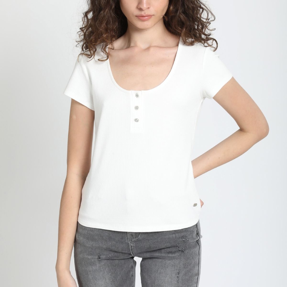 LIOLA - Polera Boton Joya, Crudo Liola