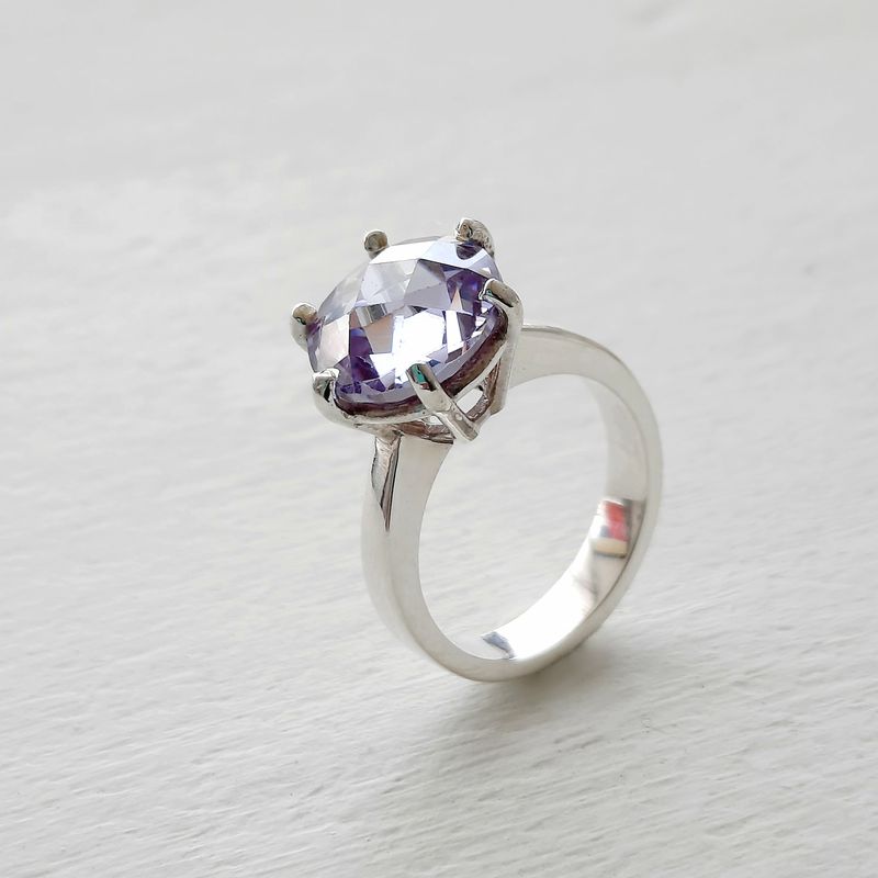 GENERICO - TALLA 8: Solitario clásico de perfil alto con circón lavanda plata 950