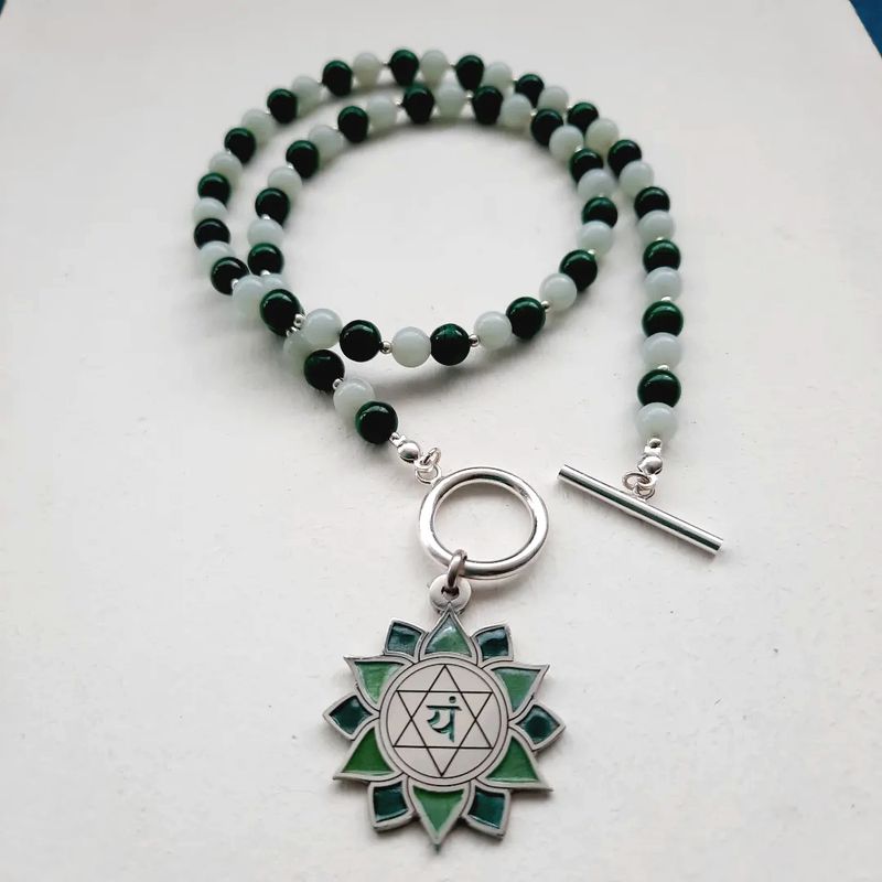 GENERICO - Colgante de plata con diseño de chakra del corazón y piedras naturales