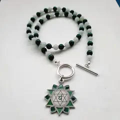 GENERICO - Colgante de plata con diseño de chakra del corazón y piedras naturales