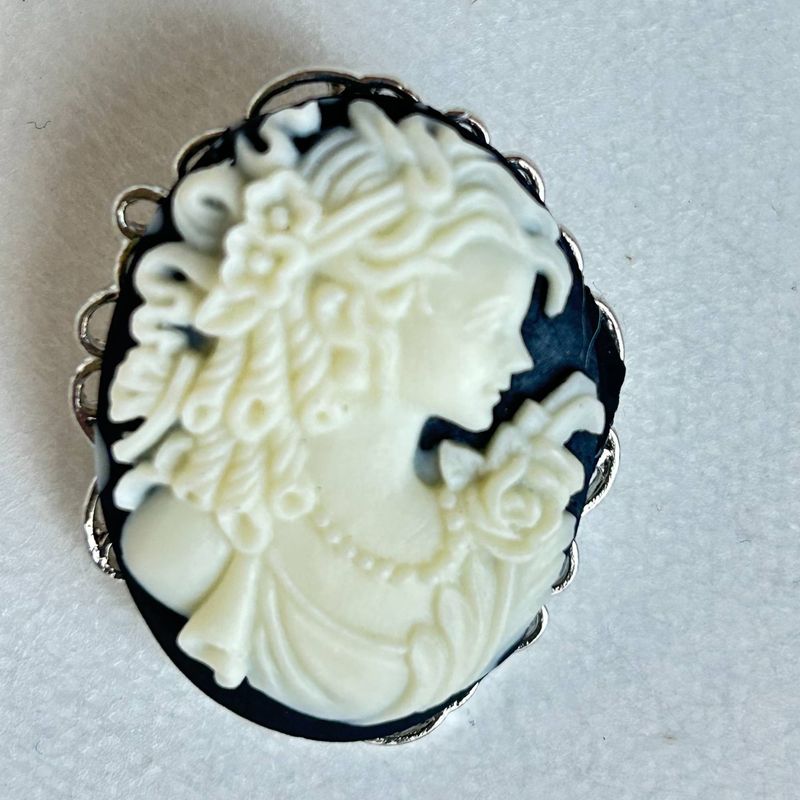 VC ACCESORIOS - Broche Barroco con base plateada