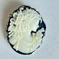 VC ACCESORIOS - Broche Barroco con base plateada