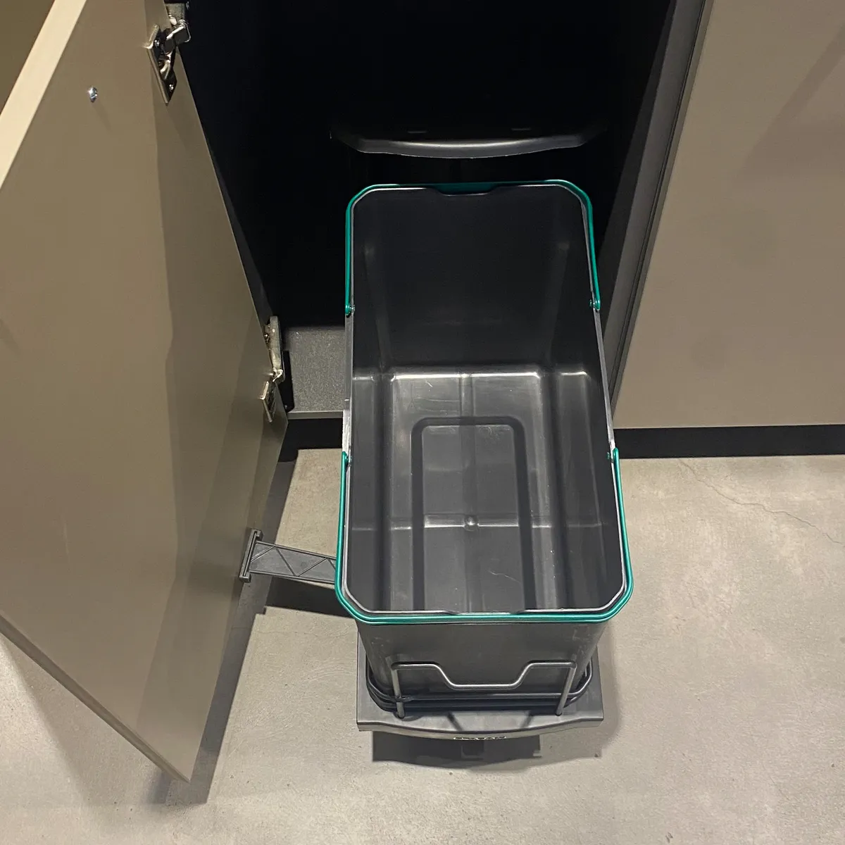 HBT - Basurero 24 lts para Puerta 40 cm STARAX Antracita