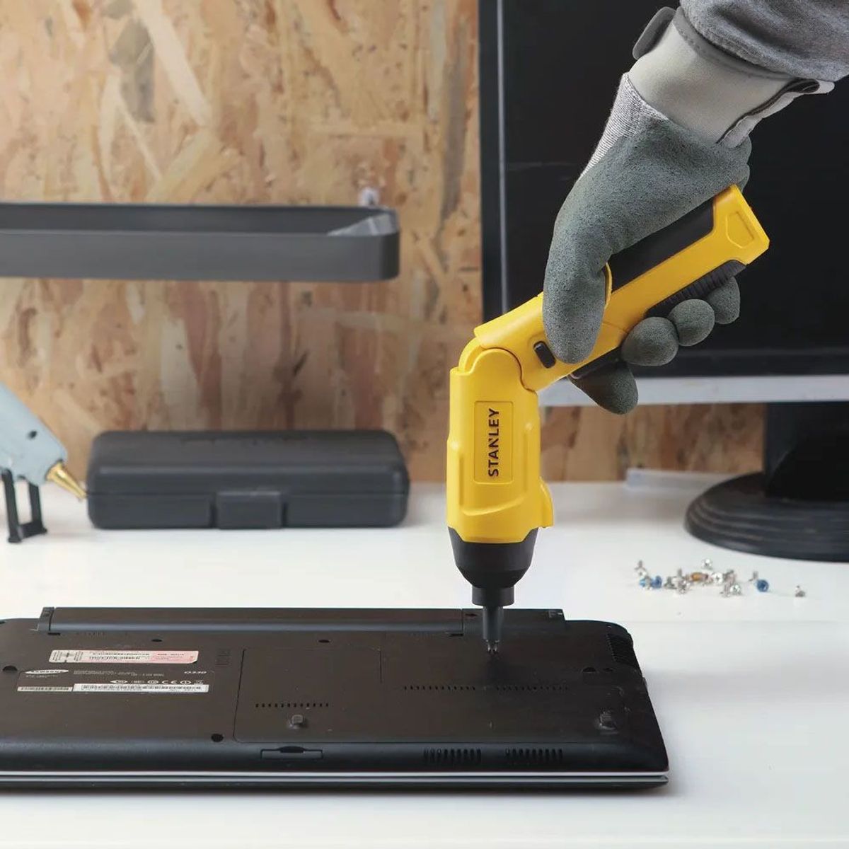 STANLEY JR - Atornillador Inalambrico Stanley 4v + 30 Accesorios