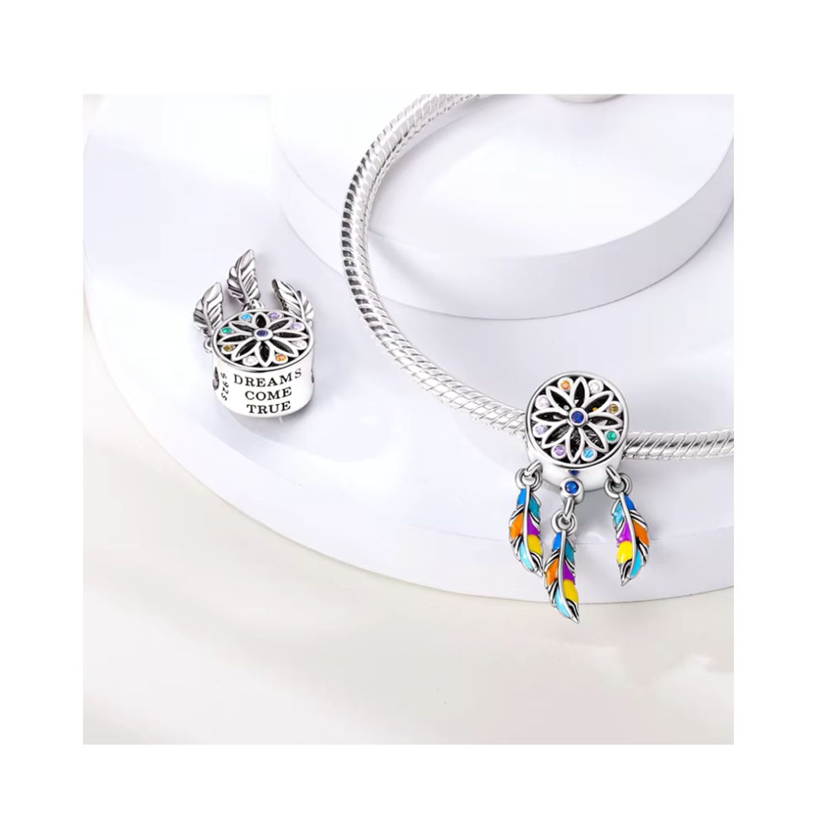 GENERICO - Charm Circular con Circones y Alas Colgantes