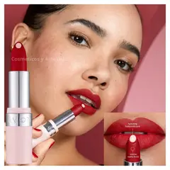 AVON - Labial en barra con acido hialuronico.