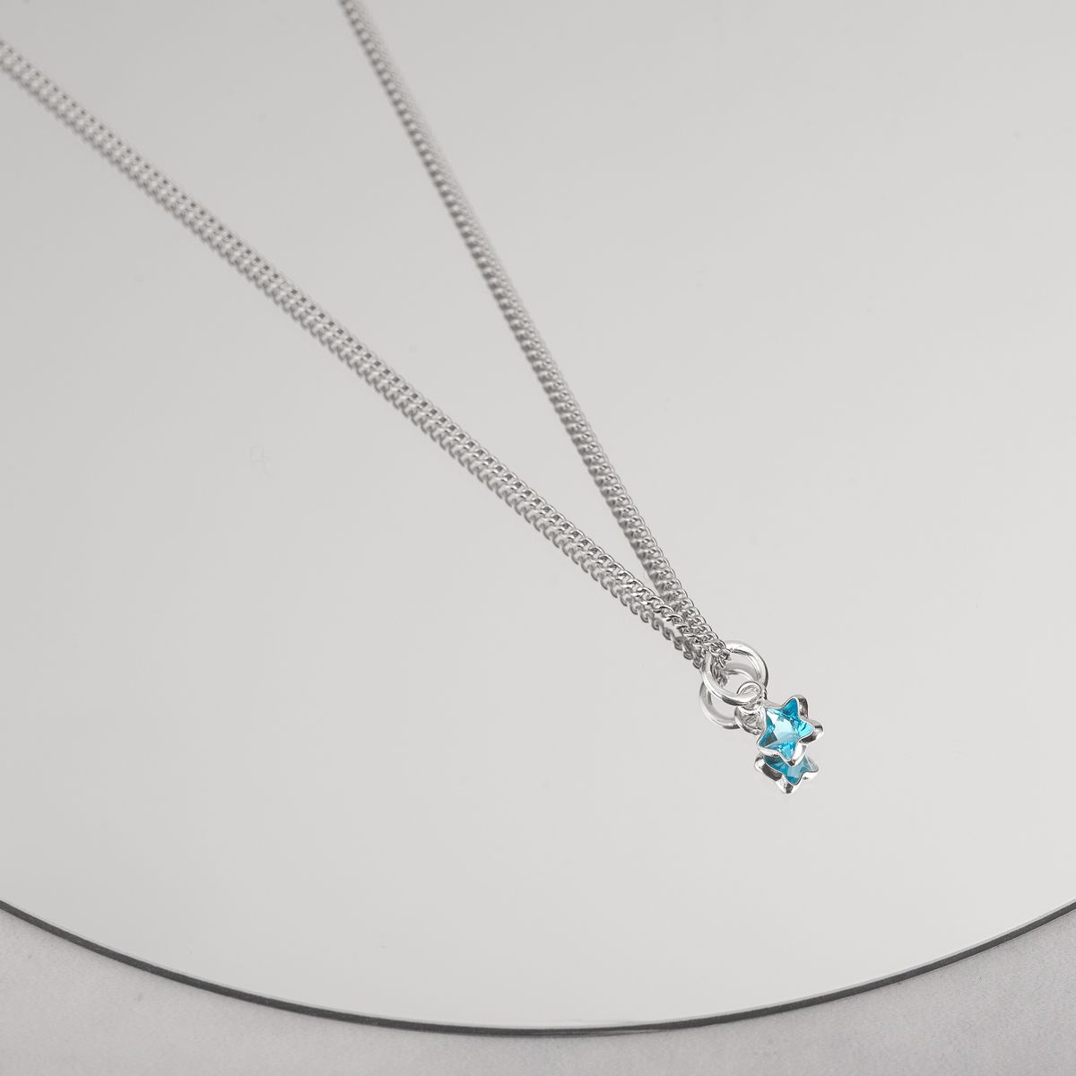 BY LAS CAYETANAS - Collar Punto de Luz cristal estrella celeste con cadena en plata 925