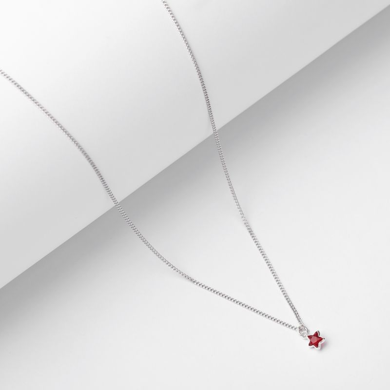 BY LAS CAYETANAS - Collar Punto de Luz cristal estrella roja con cadena en plata 925
