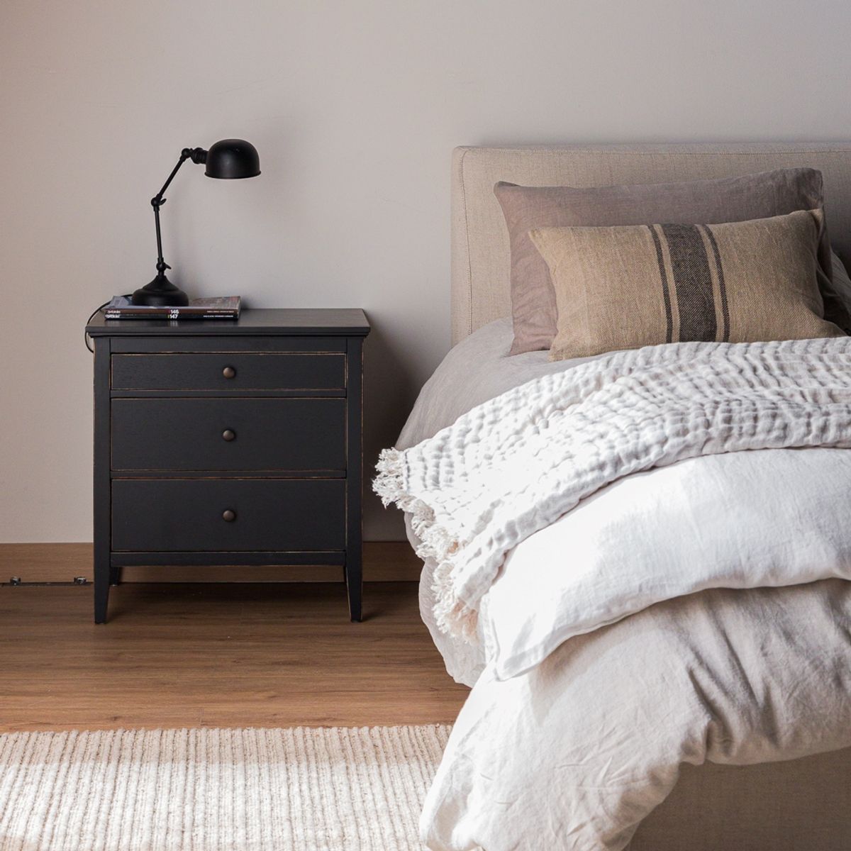 AMOBLE - Velador Almagro Negro Td Amoblé