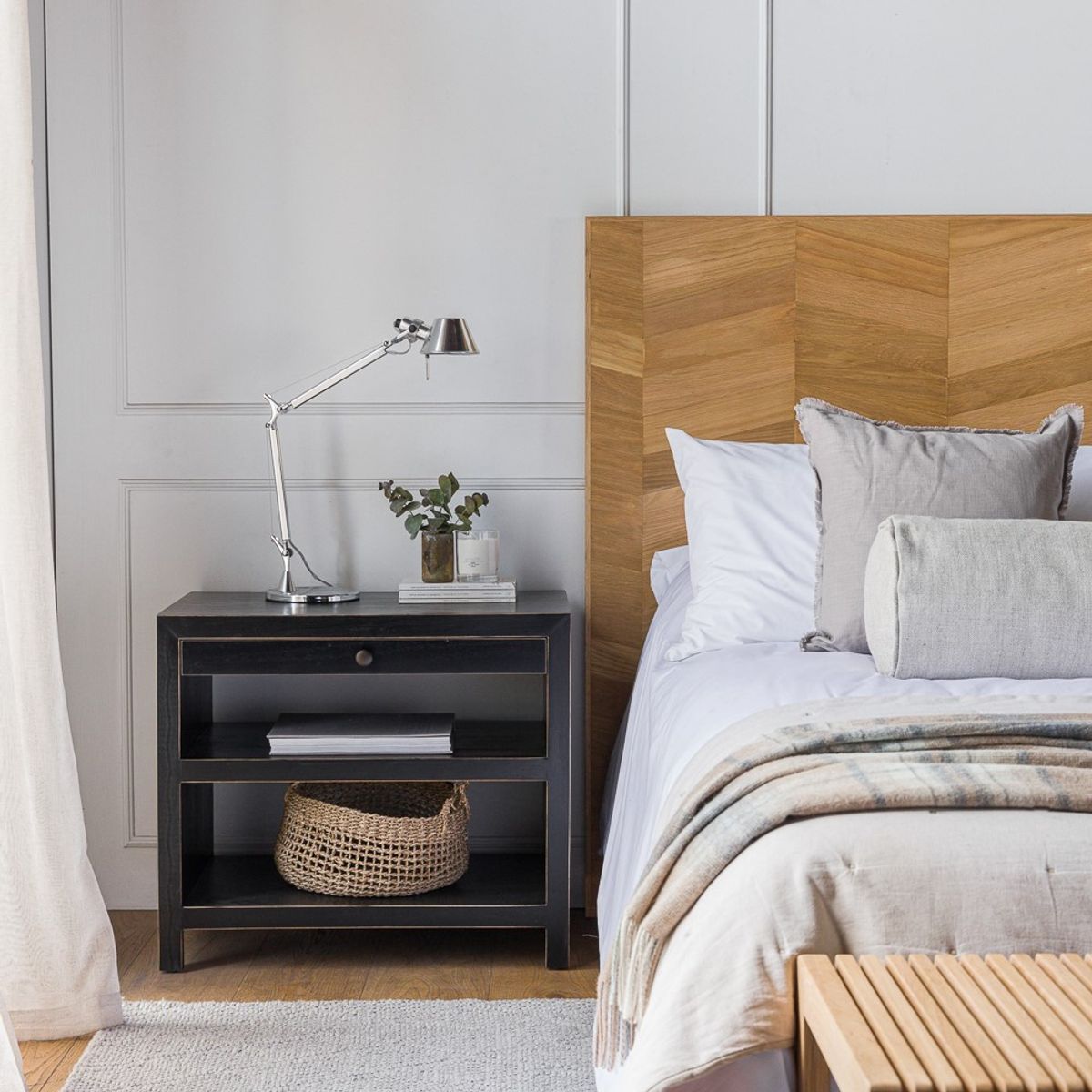 AMOBLE - Velador Peonia Negro Amoblé