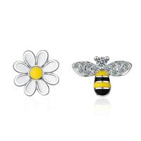 Aros Asimetricos Abeja y Flor Plateado