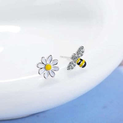 Imagen 2 del producto Aros Asimetricos Abeja y Flor Plateado