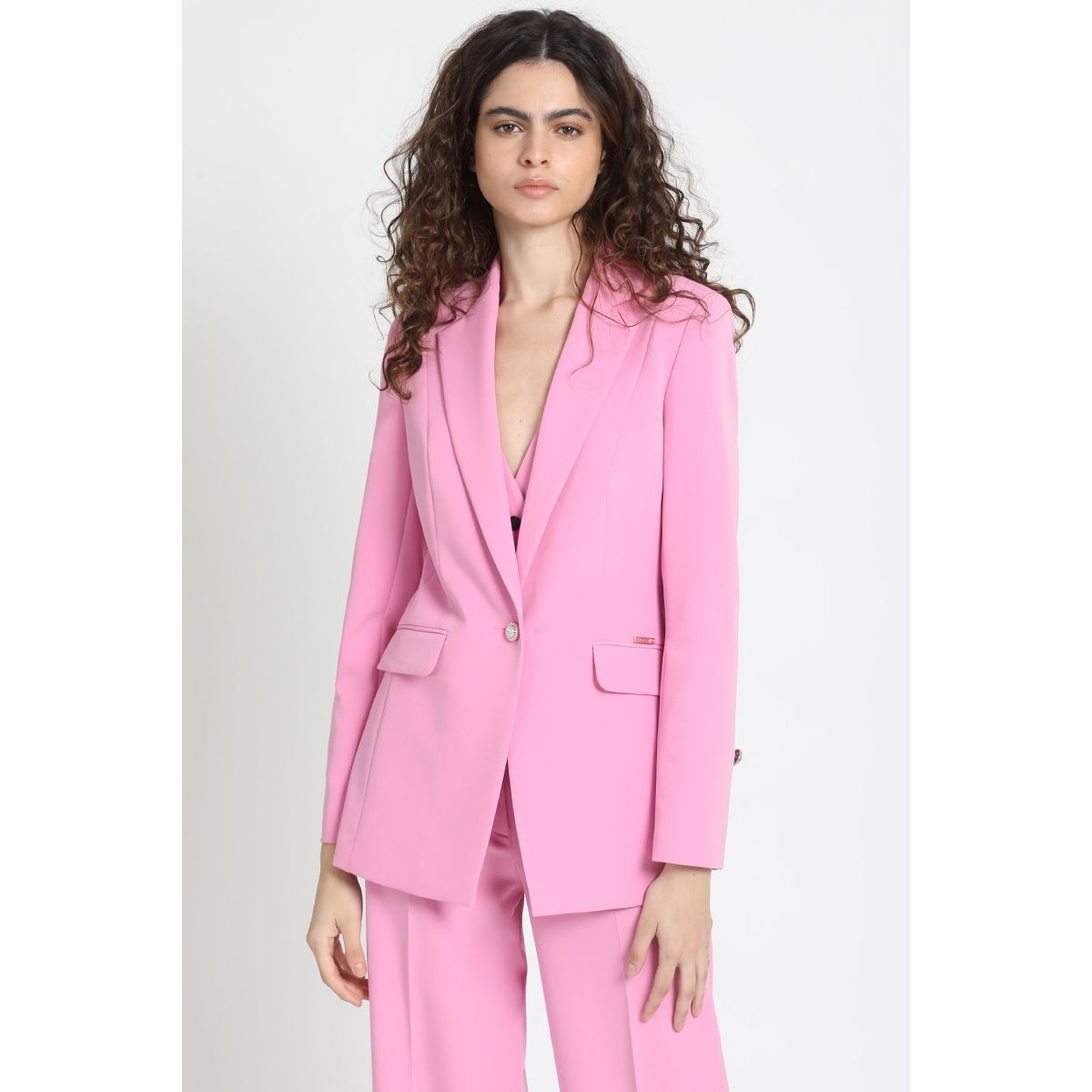 LIOLA - Blazer Entallado Boton Joya, Rosa Liola