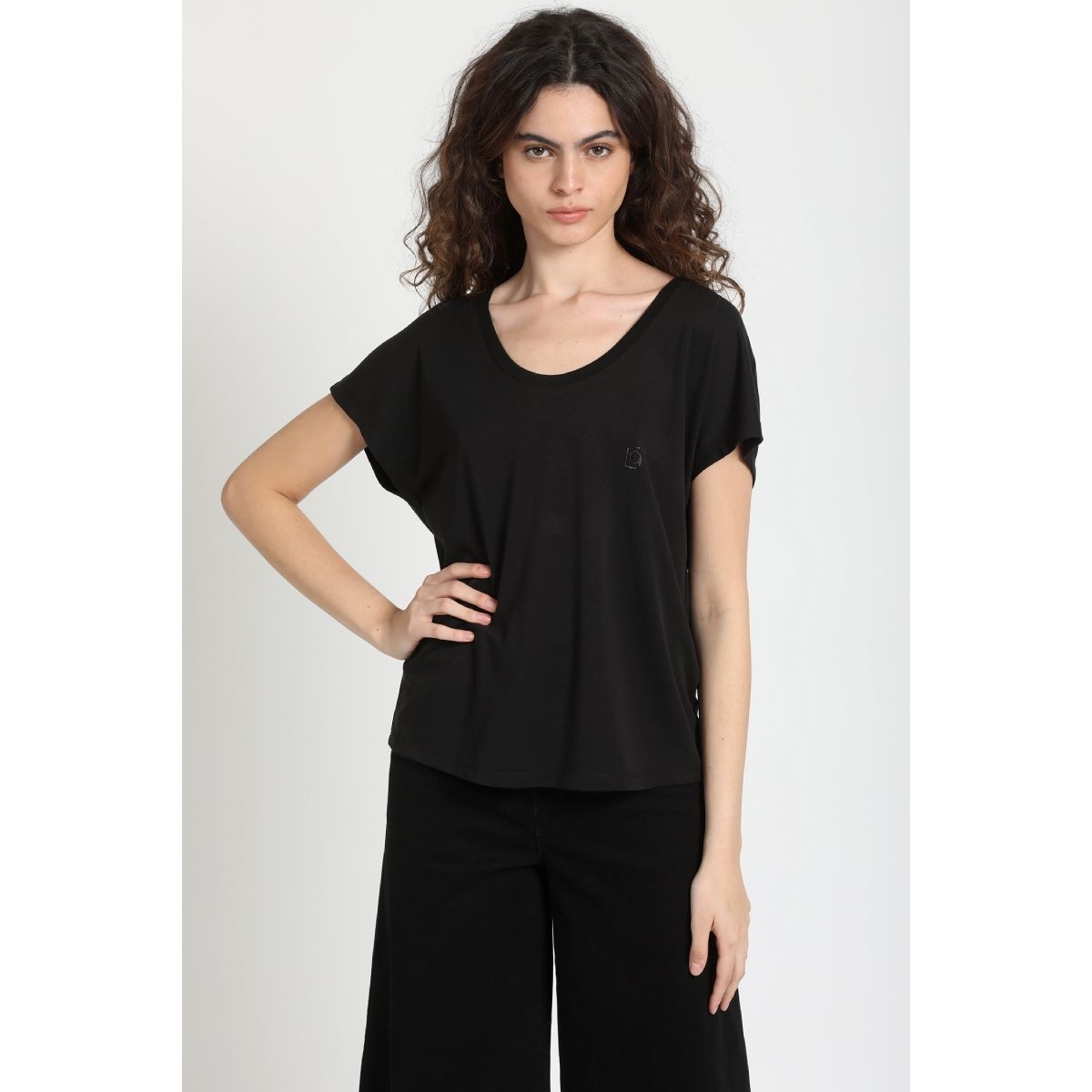 LIOLA - Polera Basica Logo Liola, Negro Liola