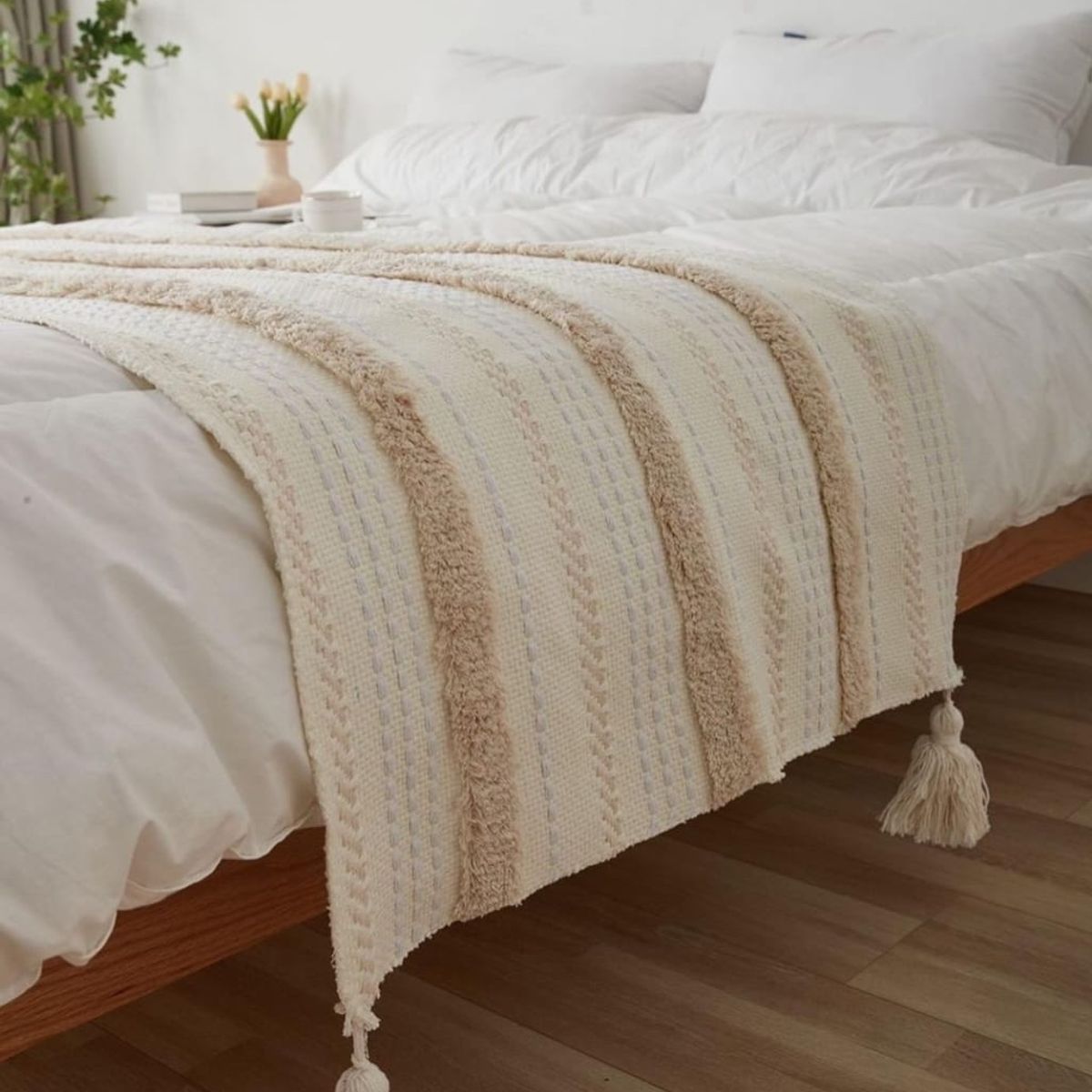 ANGELES DEL HOGAR - Pieceras Bordadas con Pompones + 2 Fundas De Cojin 2 plazas/King