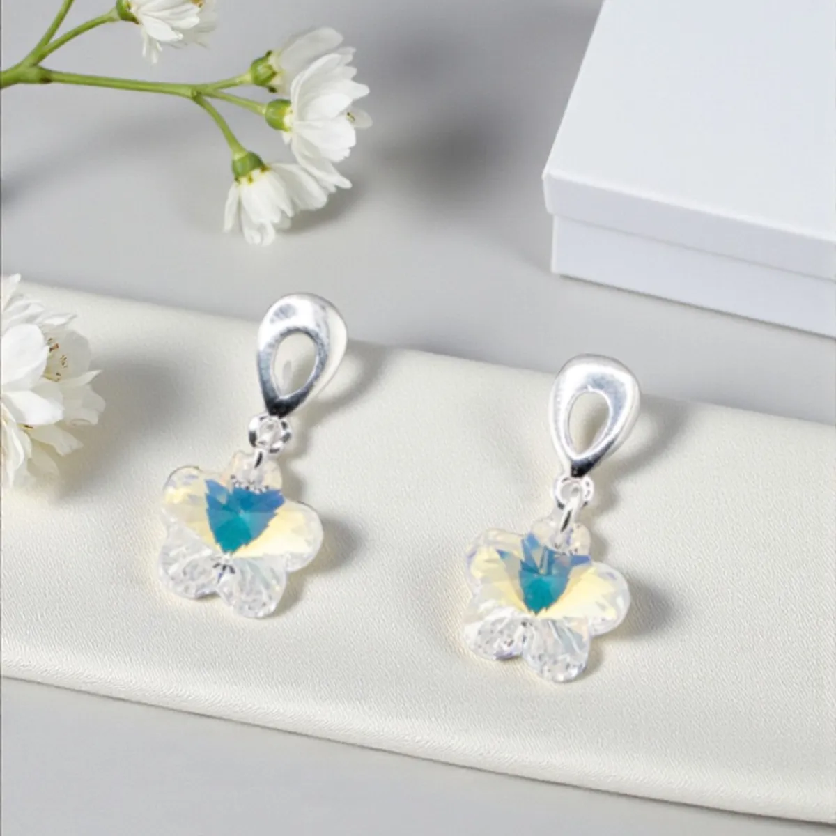 JOYAS MONTERO - Aros Flor Bañados Oro Blanco creado cristales de Swarovski® Aurora Boreal