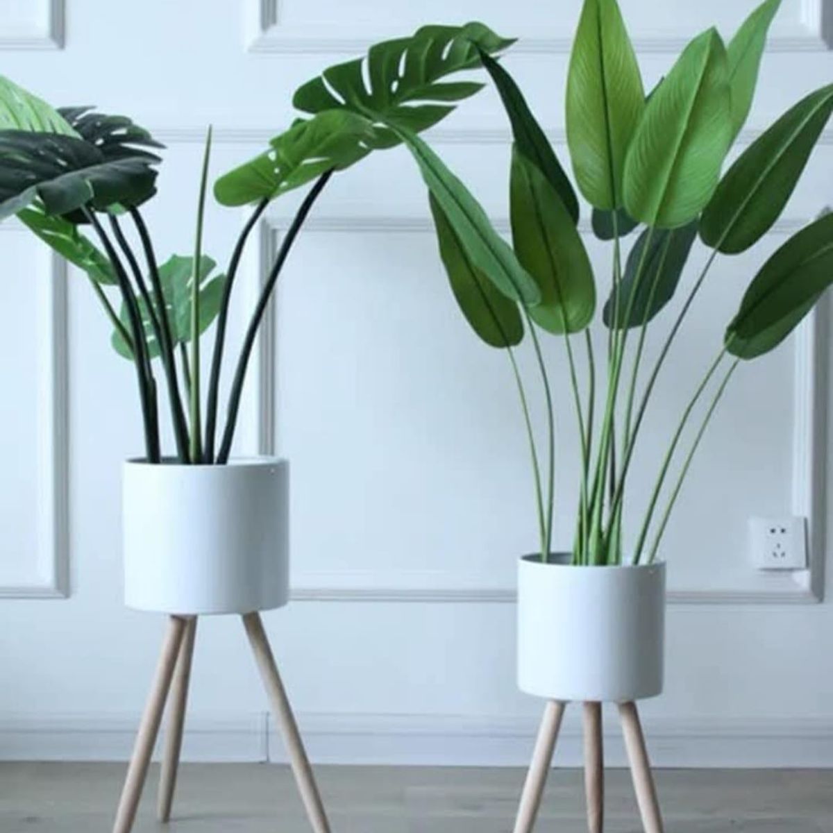 GENERICO - Macetero Metálico blanco con patas de madera