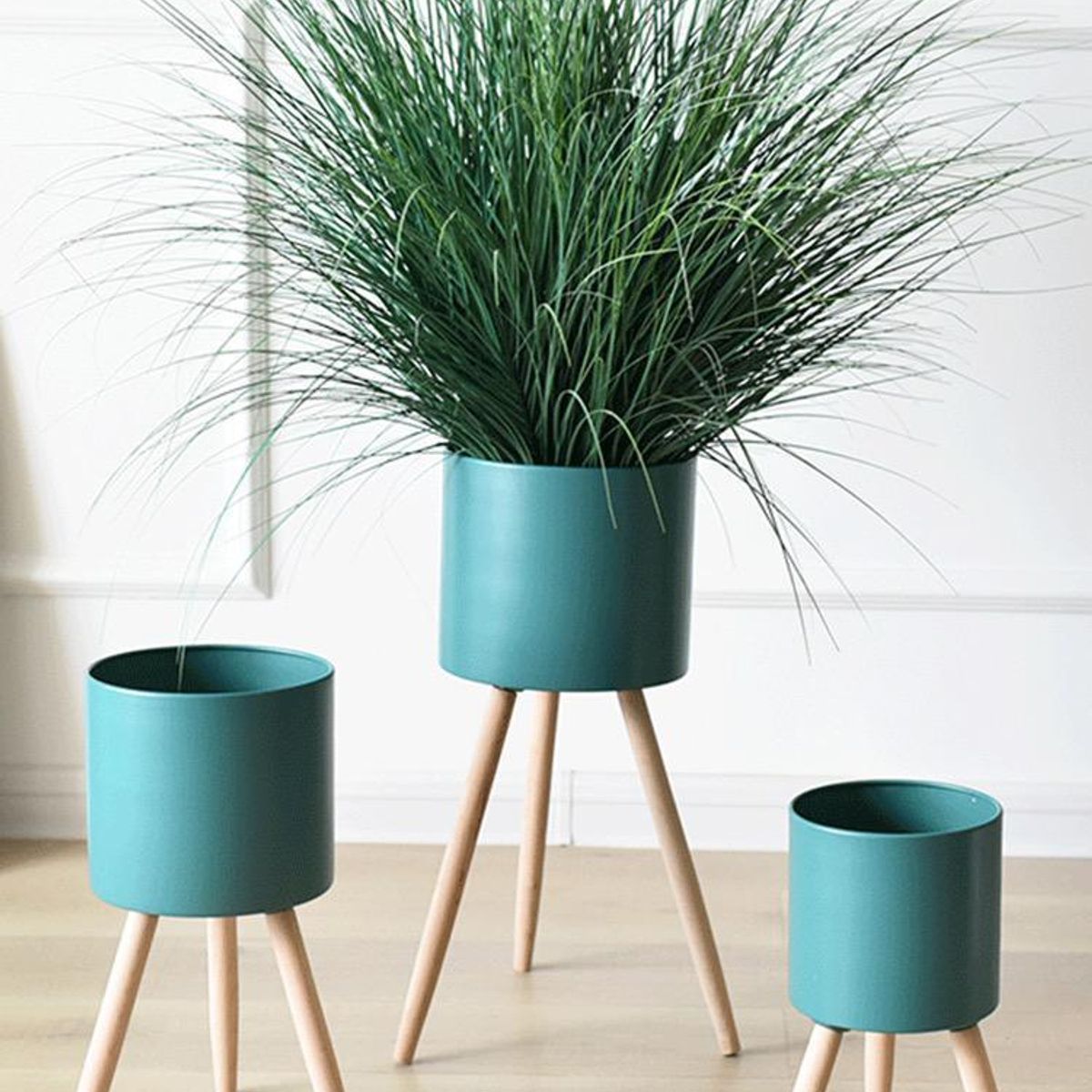 GENERICO - Macetero Metálico turquesa con patas de madera