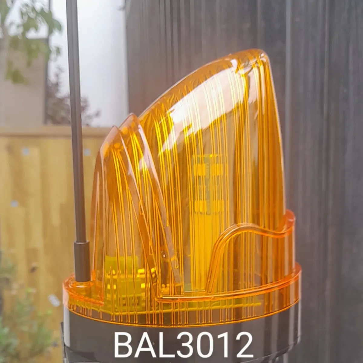 SEGTV - Baliza LED destellante  para portones AC/DC 12 a 265