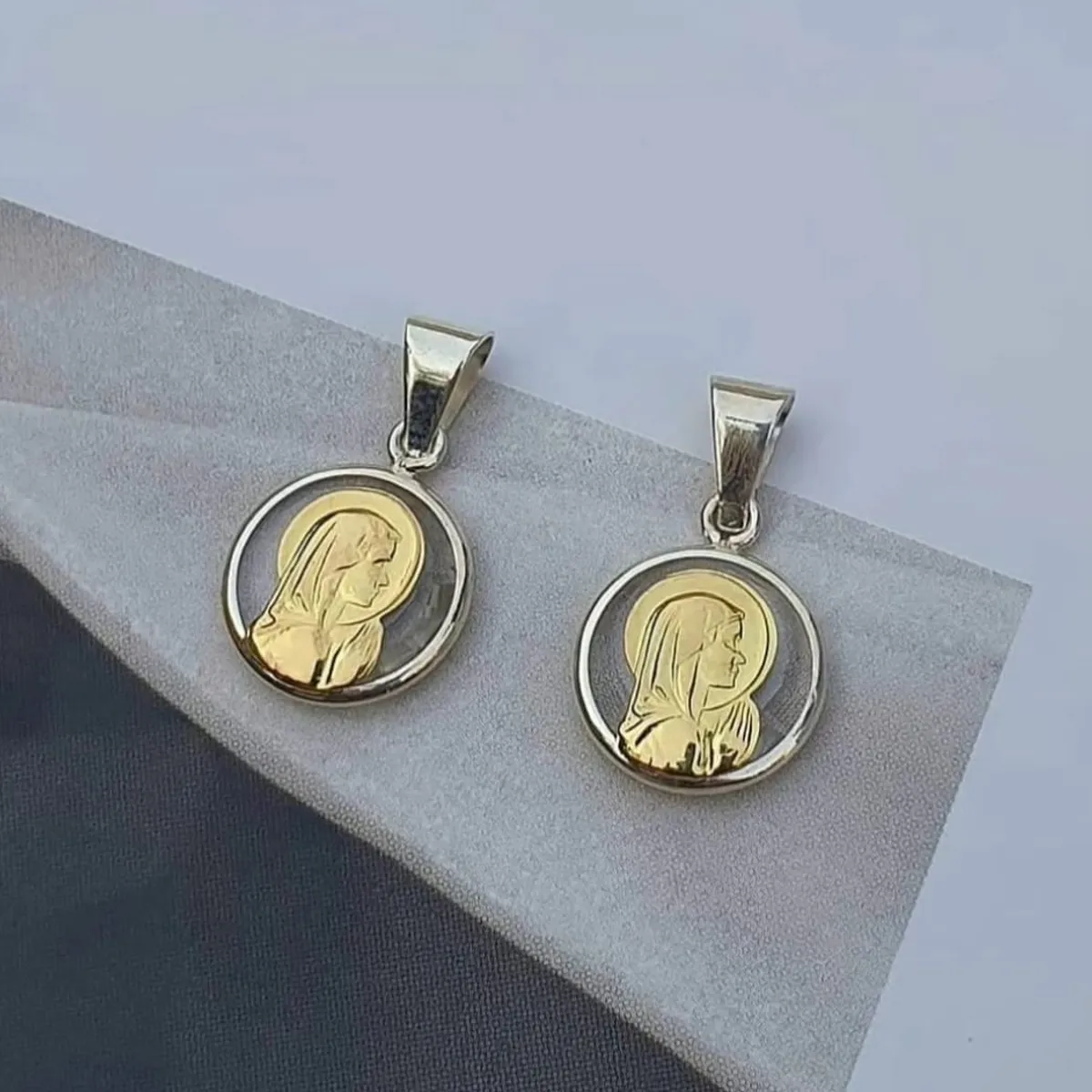 JOYAS VALDES GARCIA - Medalla  Virgen Niña cristal, oro laminado y plata 12mm