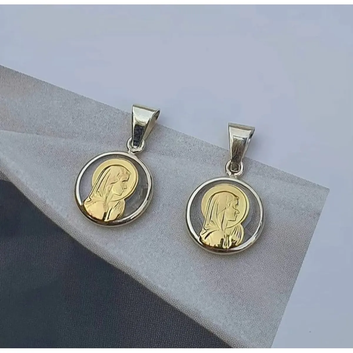 JOYAS VALDES GARCIA - Medalla  Virgen Niña cristal, oro laminado y plata 12mm