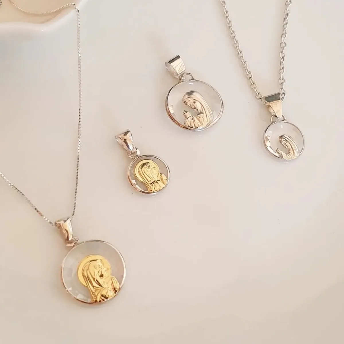 JOYAS VALDES GARCIA - Medalla  Virgen Niña cristal, oro laminado y plata 12mm