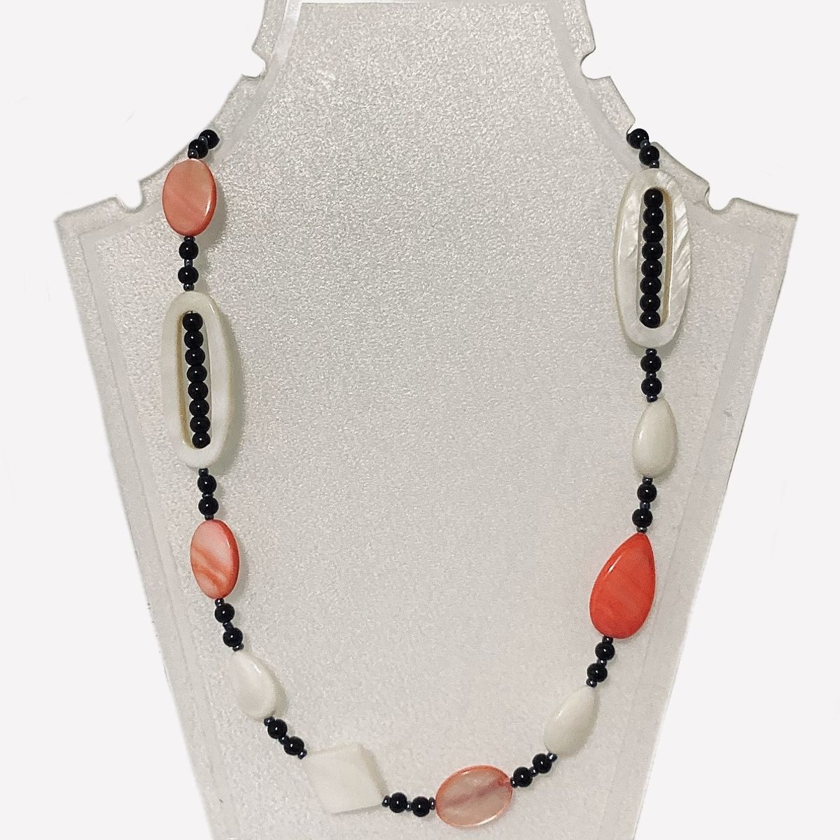 TAETHAI - Collar de Nácar y Ónix