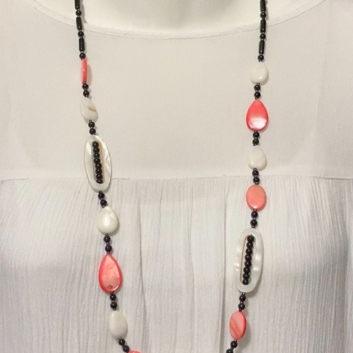 TAETHAI - Collar de Nácar y Ónix