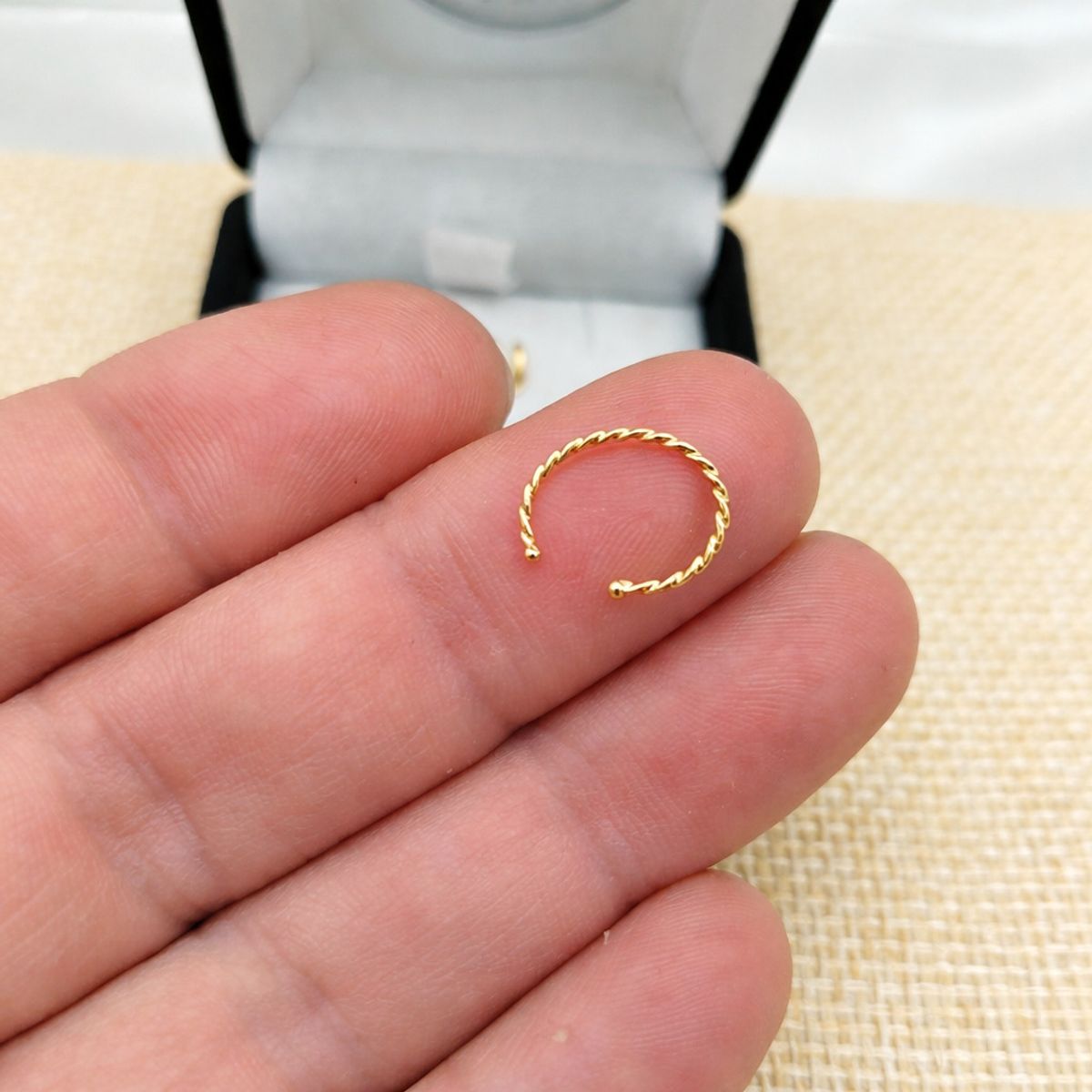 JOYAS MYTOKE - Piercing Nariz Oro 18 Kilates Argolla Doblada Unisex