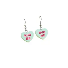 GENERICO - Pendientes largos con slogan Hug Me con corazón.-
