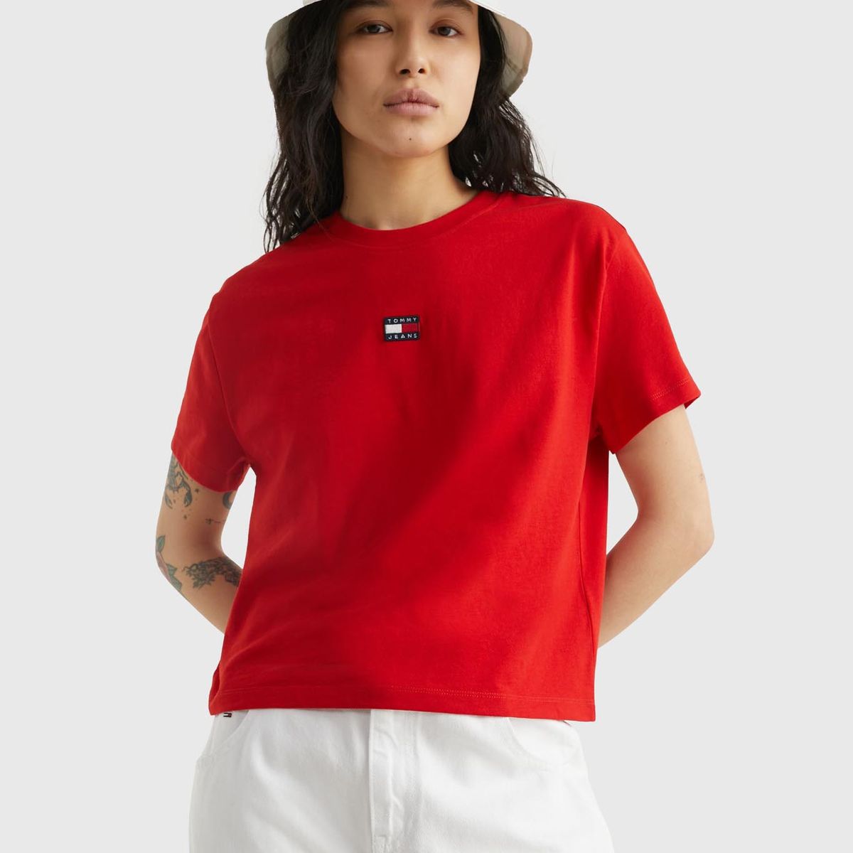 TOMMY HILFIGER - Polera Classic Con Parche Rojo Tommy Jeans