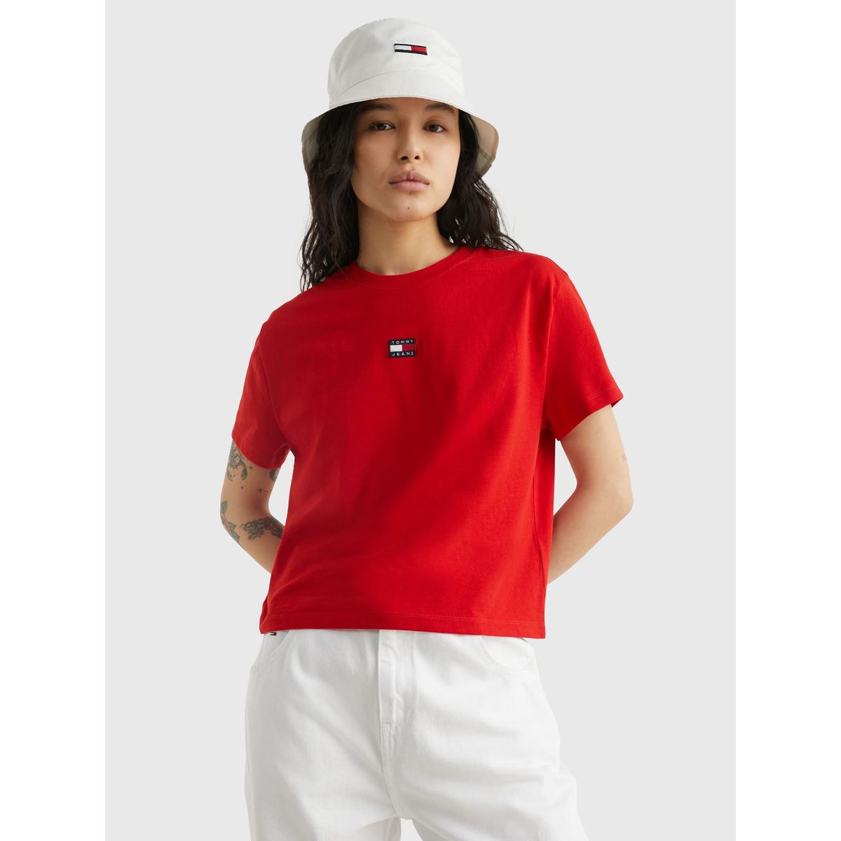 TOMMY HILFIGER - Polera Classic Con Parche Rojo Tommy Jeans