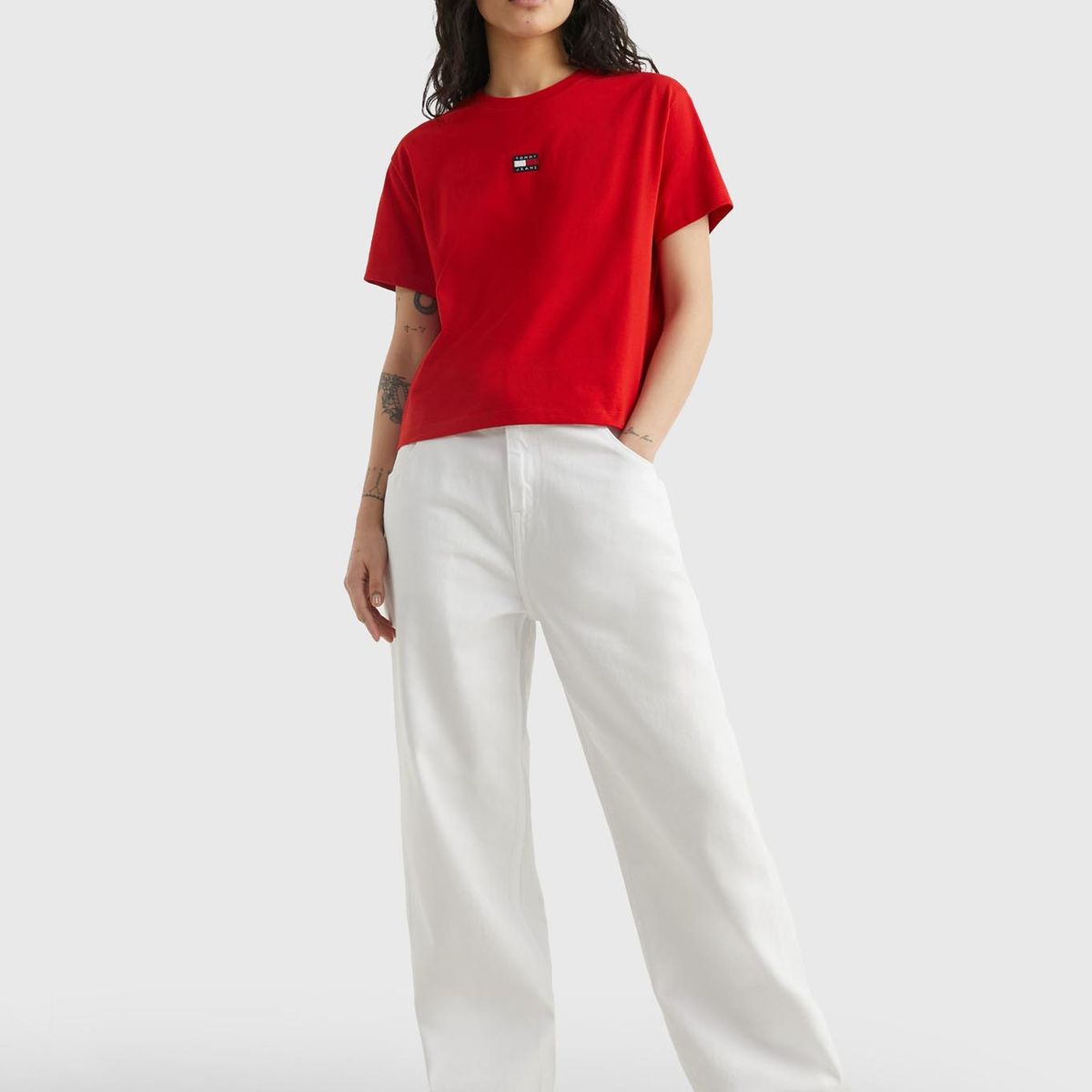 TOMMY HILFIGER - Polera Classic Con Parche Rojo Tommy Jeans