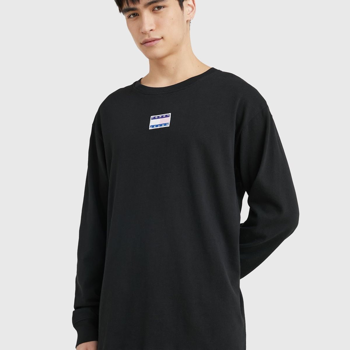 TOMMY HILFIGER - Polera Relaxed Universitaria Negro Tommy Jeans